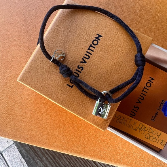 Authentic Louis Vuitton Lock It bracelet sterling silver - Picture 2 of 5